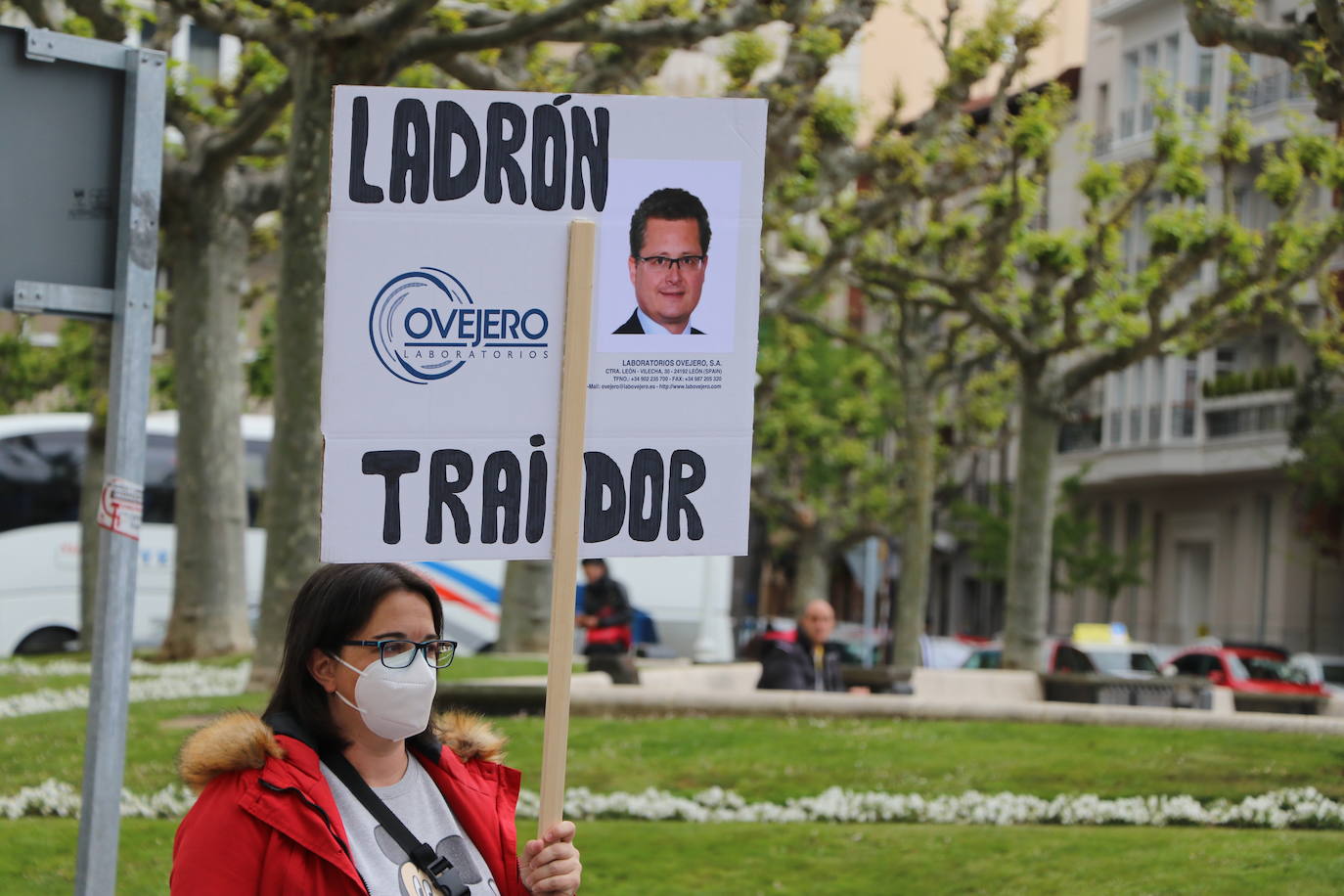 La manifestación recorre las calles ante las dudas en el futuro de Laboratorios Ovejero.