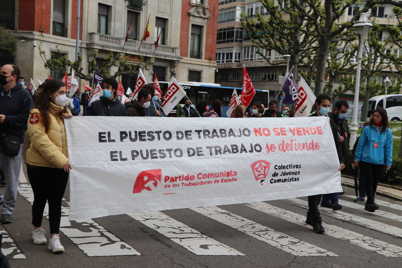 La manifestación recorre las calles ante las dudas en el futuro de Laboratorios Ovejero.