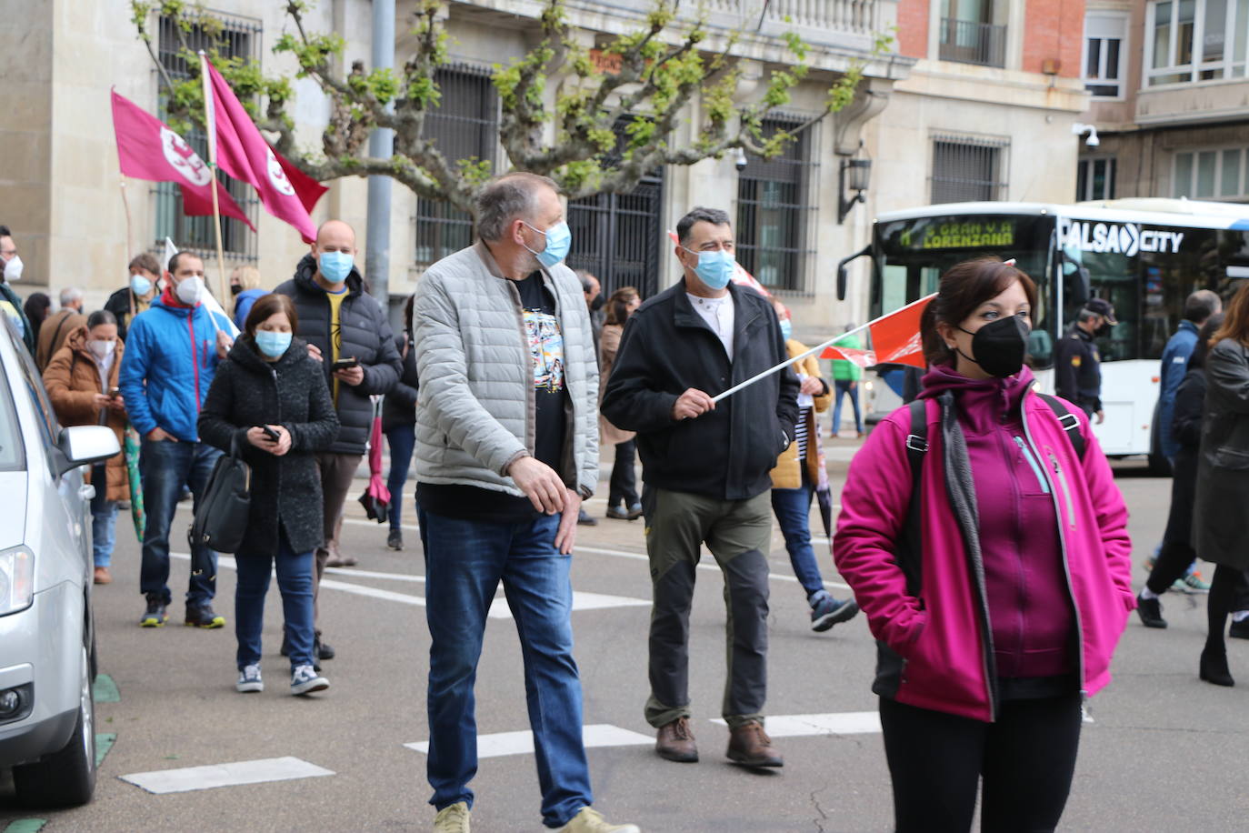 La manifestación recorre las calles ante las dudas en el futuro de Laboratorios Ovejero.