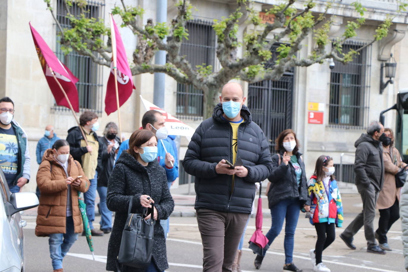 La manifestación recorre las calles ante las dudas en el futuro de Laboratorios Ovejero.