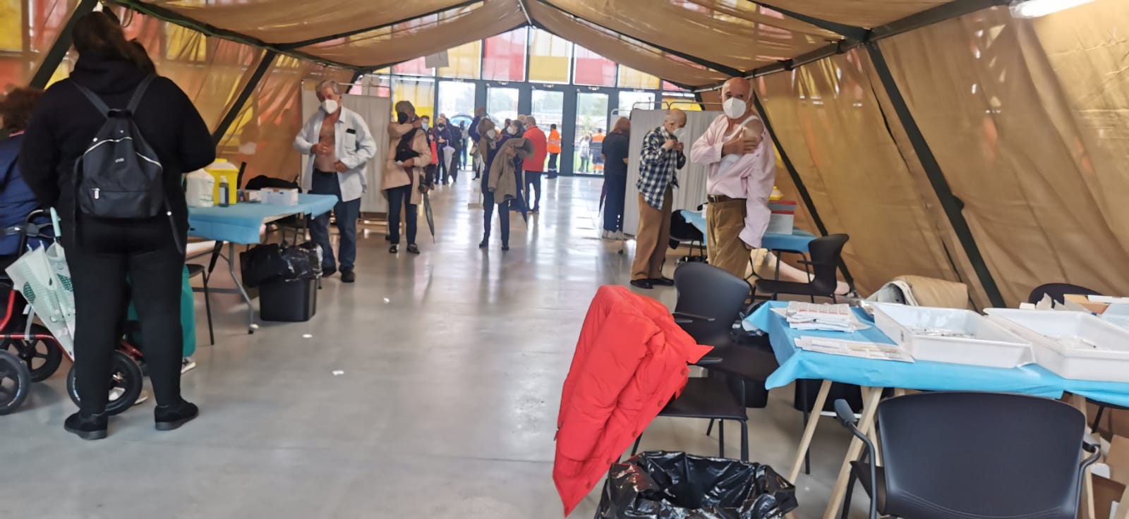 Cientos de leoneses vuelven a acudir a la llamada de Atención Primaria y al desafío de acabar con la covid-19.