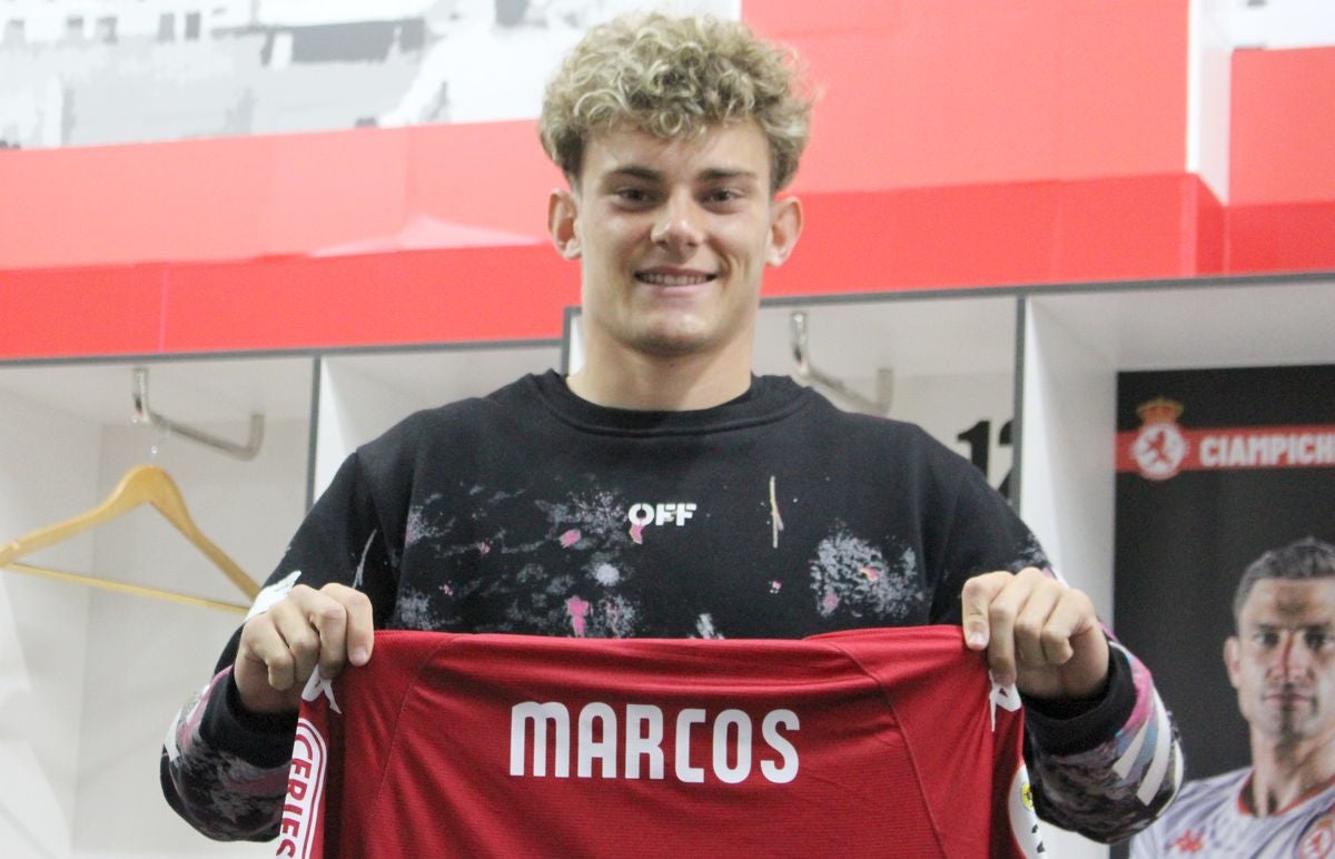 El joven jugador leonés posa con la camiseta con la que se estrenó con la Cultural ante el Celta B.