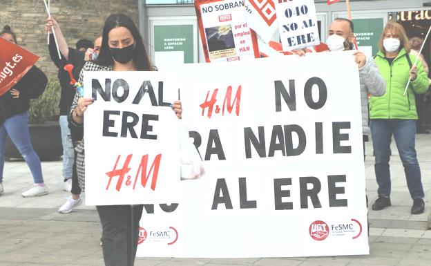 Protestas contra el cierre y la pérdida de empleos en H&M en León.