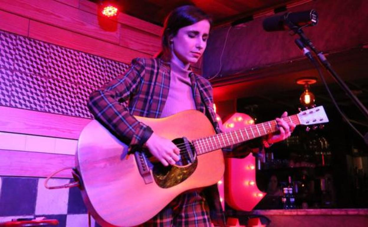 La cantante Zahara en un concierto en El Gran Café.