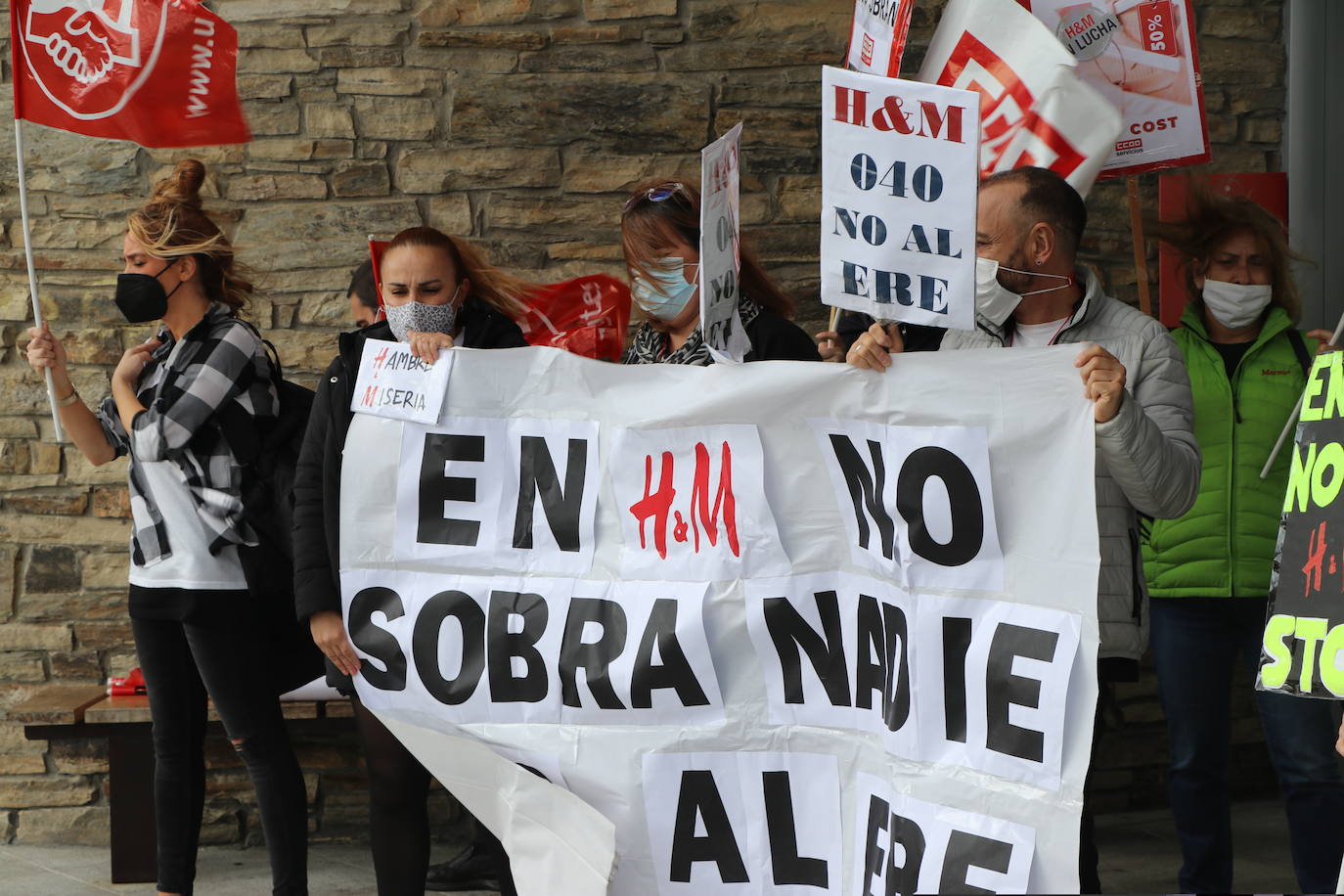 Las trabajadoras reclaman que no se precarice su empleo y se mantegan todos los puestos.