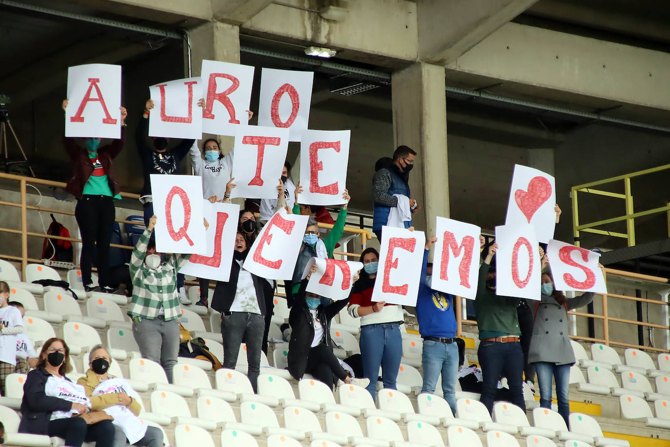 El Reino de León recibió a centenares de aficionados que no quisieron faltar en el gran día del fútbol femenino leonés