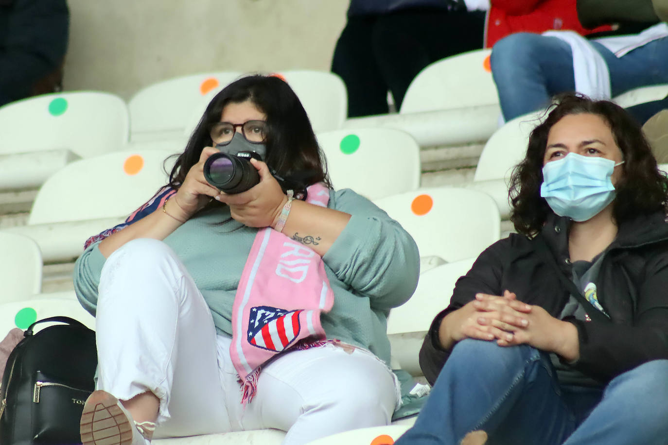 El Reino de León recibió a centenares de aficionados que no quisieron faltar en el gran día del fútbol femenino leonés