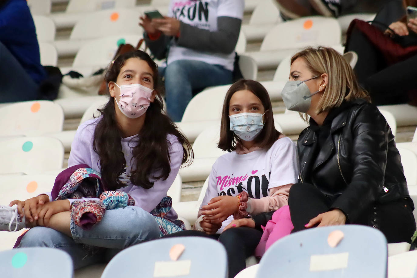 El Reino de León recibió a centenares de aficionados que no quisieron faltar en el gran día del fútbol femenino leonés