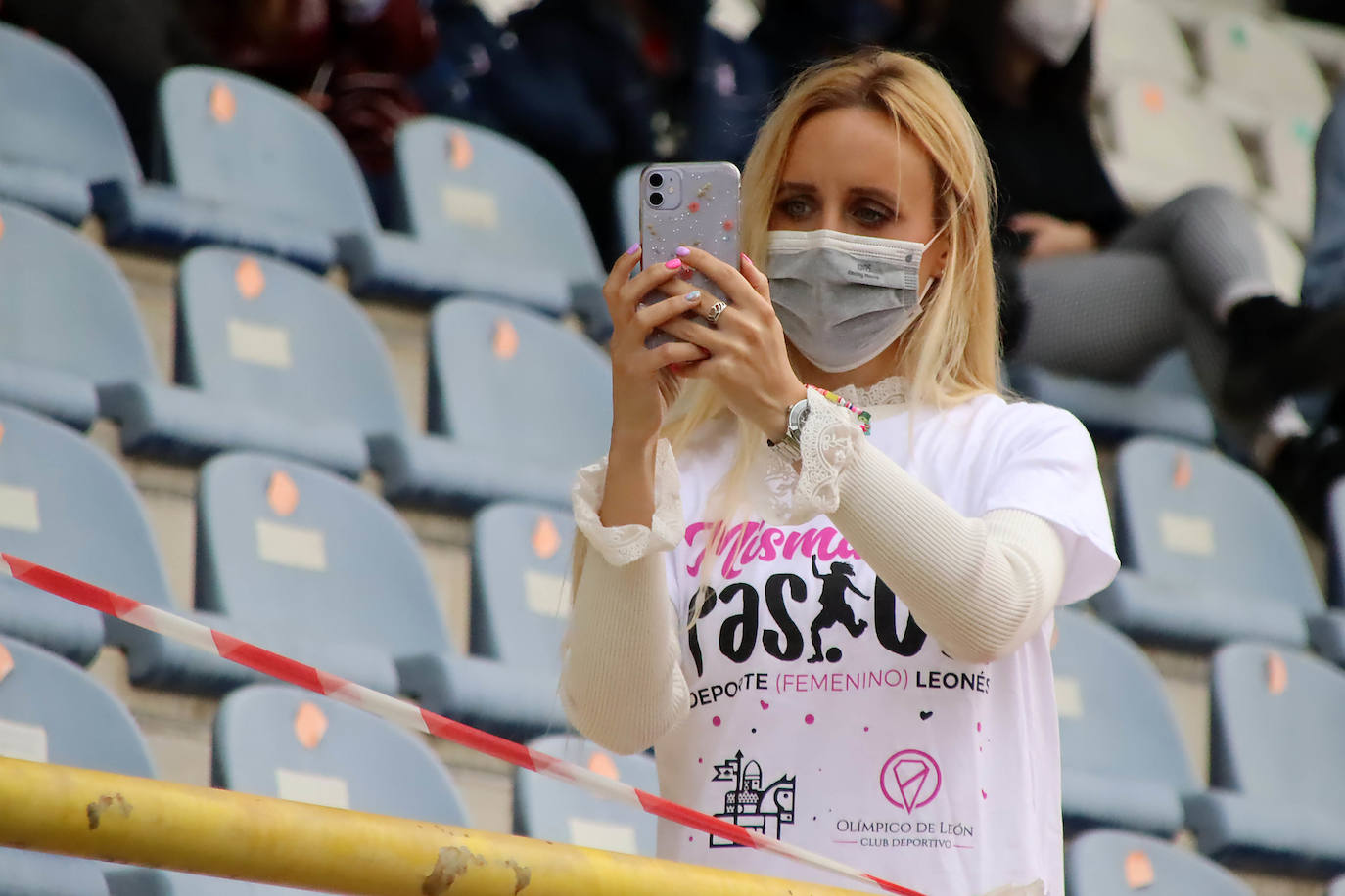 El Reino de León recibió a centenares de aficionados que no quisieron faltar en el gran día del fútbol femenino leonés