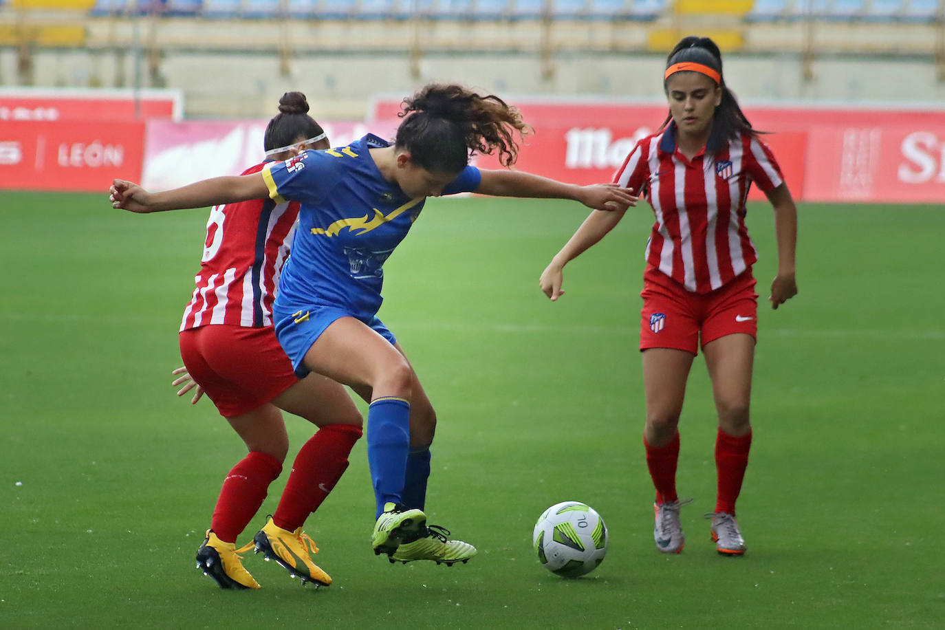 El conjunto leonés supera 4-1 al Atlético C en el día en el que el fútbol femenino desembarcó en el Reino de León