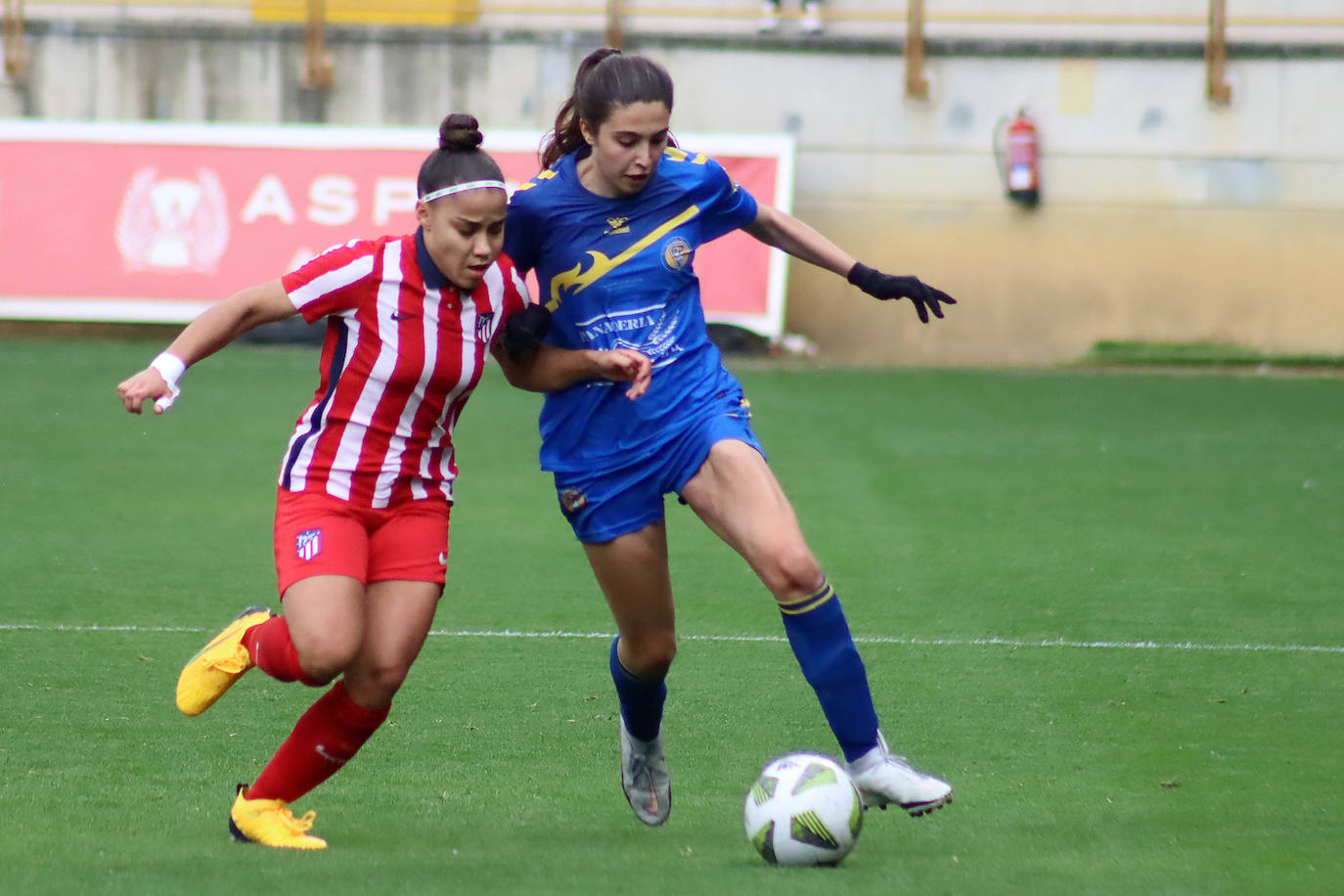 El conjunto leonés supera 4-1 al Atlético C en el día en el que el fútbol femenino desembarcó en el Reino de León