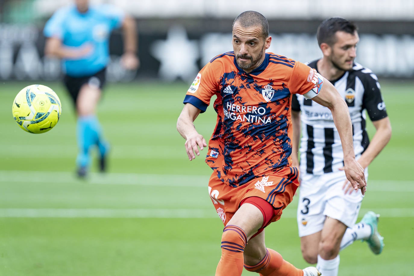 El conjunto berciano vivió el primer partido con público en el fútbol profesional desde hace más de un año en su visita al CD Castellón