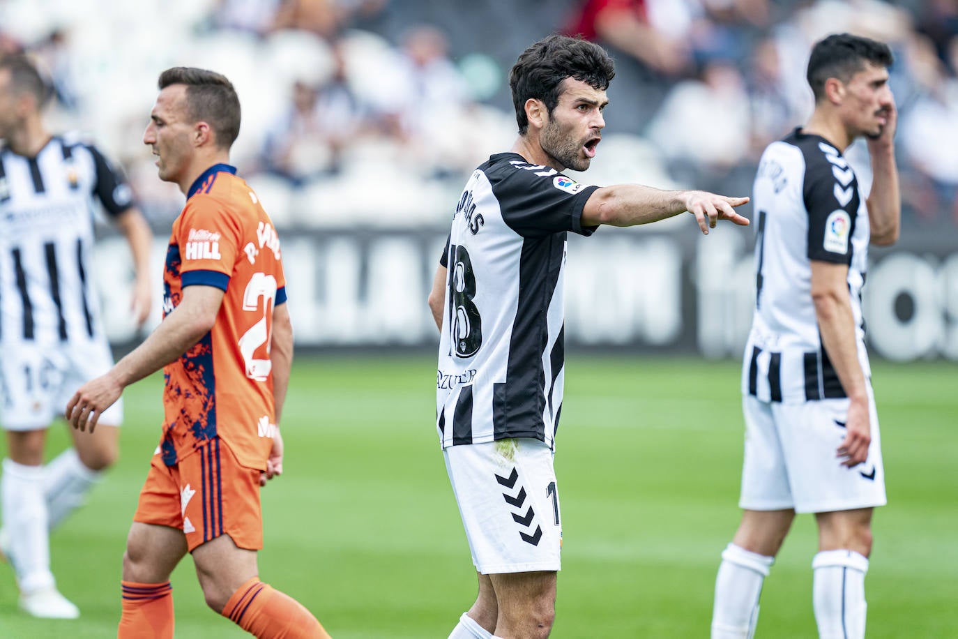 El conjunto berciano vivió el primer partido con público en el fútbol profesional desde hace más de un año en su visita al CD Castellón