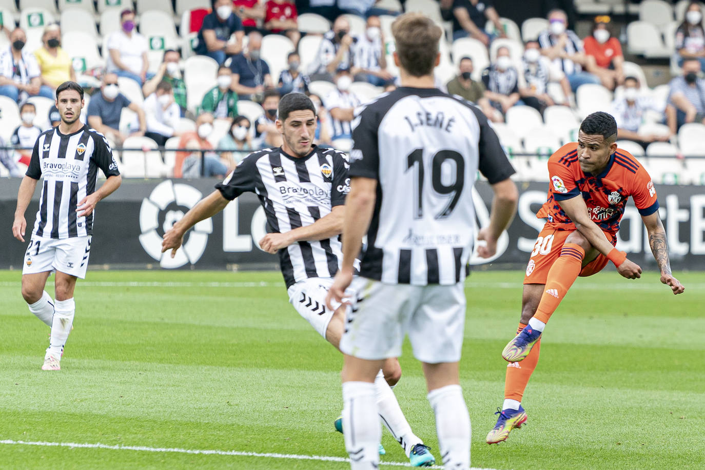 El conjunto berciano vivió el primer partido con público en el fútbol profesional desde hace más de un año en su visita al CD Castellón