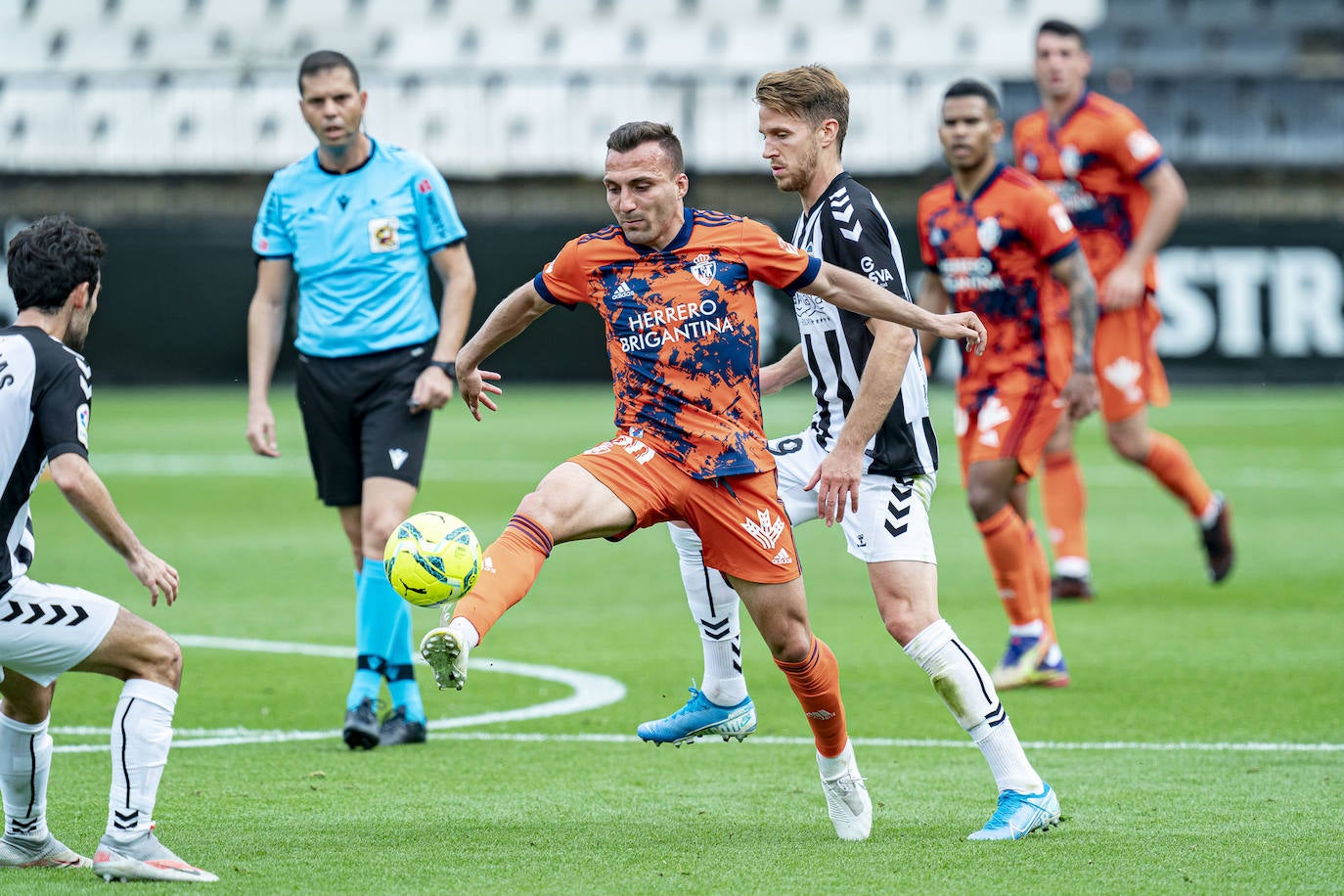 El conjunto berciano vivió el primer partido con público en el fútbol profesional desde hace más de un año en su visita al CD Castellón