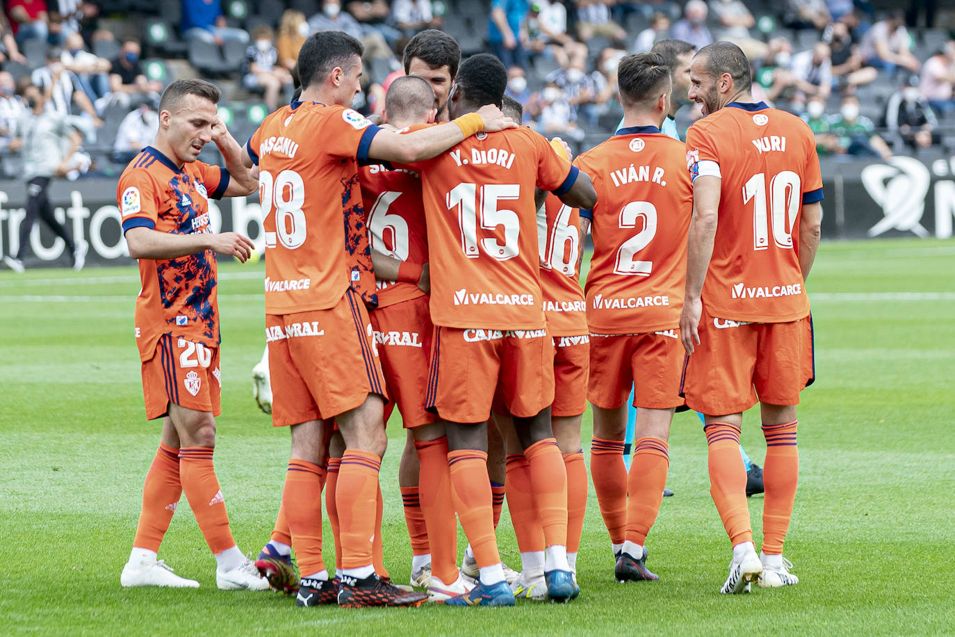 El conjunto berciano vivió el primer partido con público en el fútbol profesional desde hace más de un año en su visita al CD Castellón