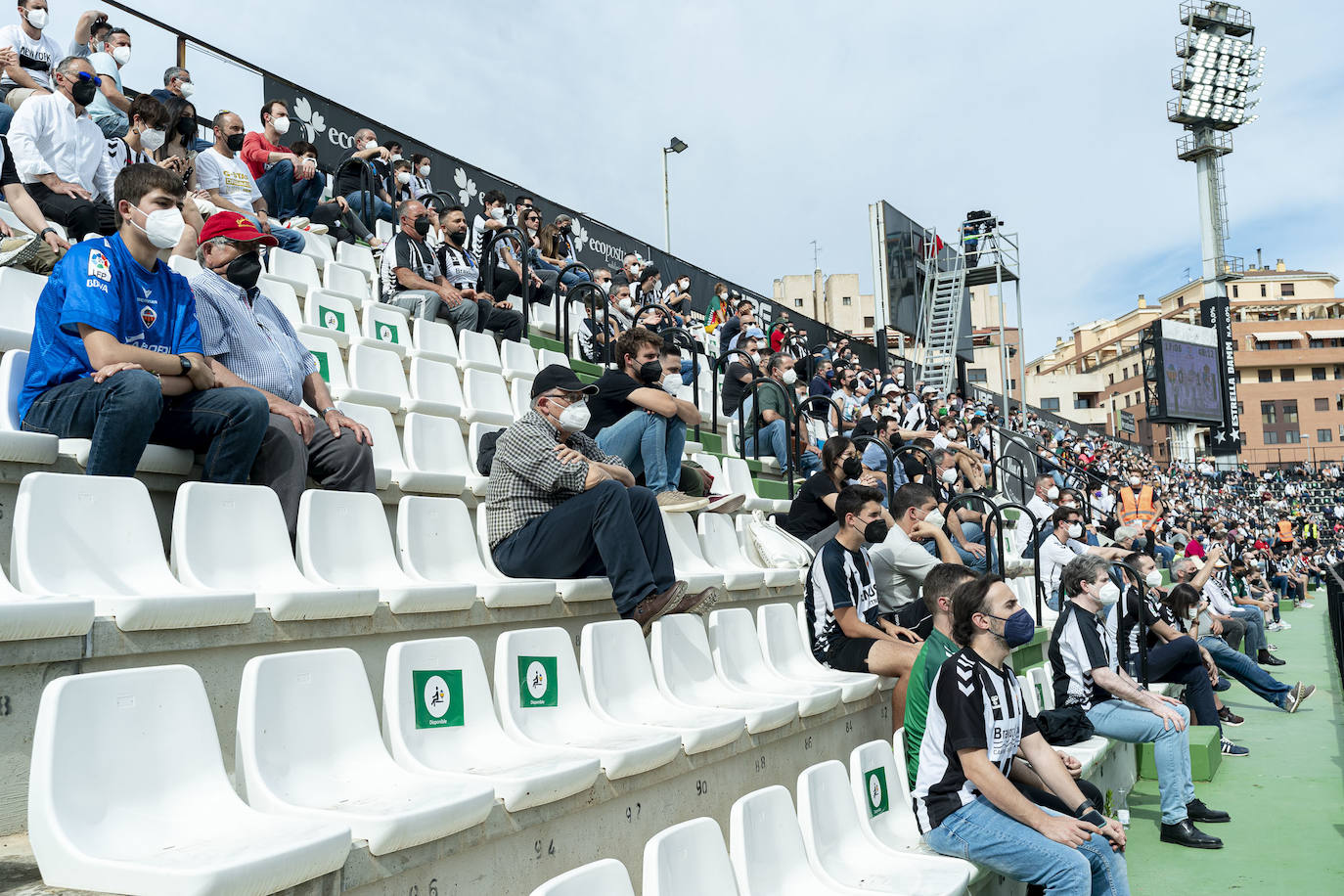 El conjunto berciano vivió el primer partido con público en el fútbol profesional desde hace más de un año en su visita al CD Castellón