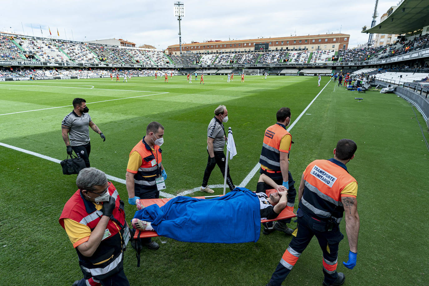 El conjunto berciano vivió el primer partido con público en el fútbol profesional desde hace más de un año en su visita al CD Castellón