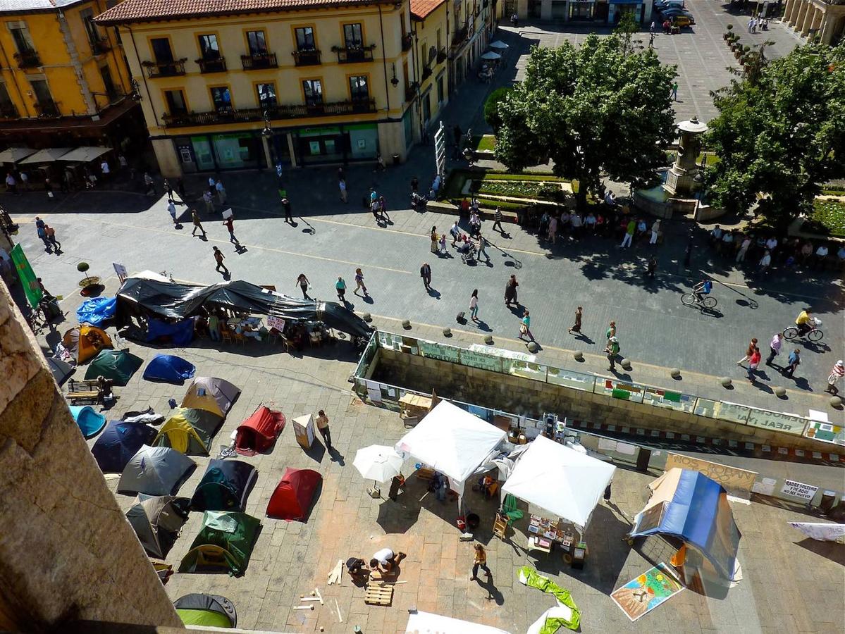 Parece que ha sido un abrir y cerrar de ojos, pero en realidad ha pasado una década. León mira a aquel lejano 15M, con su movimiento desde las bases de la sociedad, con su acampaña y con sus manifestaciones. Pero hoy, ¿qué queda de todo aquello?