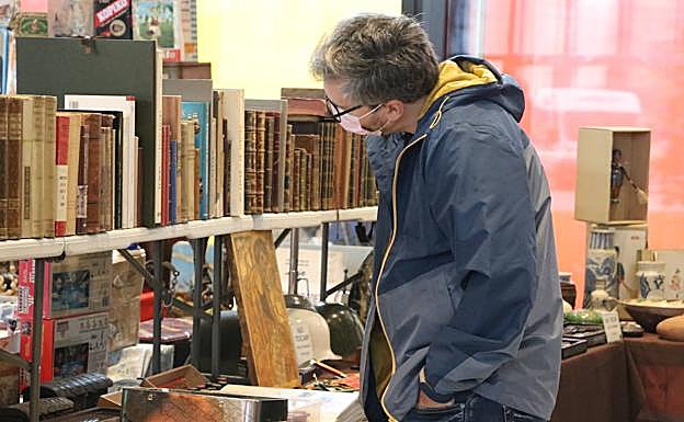 Un hombre en la Feria de este sábado. 