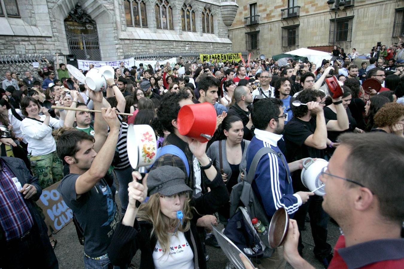 Parece que ha sido un abrir y cerrar de ojos, pero en realidad ha pasado una década. León mira a aquel lejano 15M, con su movimiento desde las bases de la sociedad, con su acampaña y con sus manifestaciones. Pero hoy, ¿qué queda de todo aquello? 