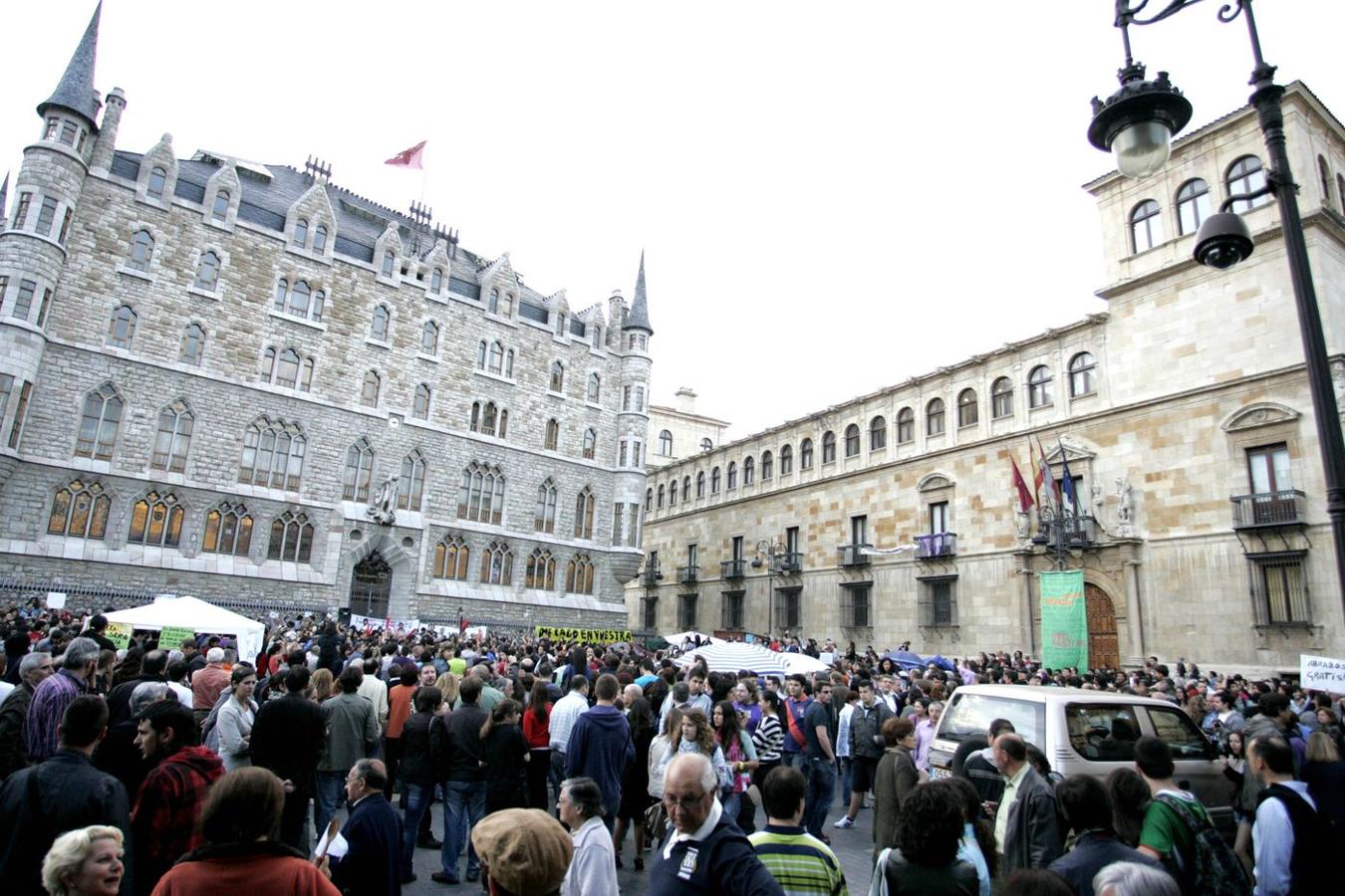 Parece que ha sido un abrir y cerrar de ojos, pero en realidad ha pasado una década. León mira a aquel lejano 15M, con su movimiento desde las bases de la sociedad, con su acampaña y con sus manifestaciones. Pero hoy, ¿qué queda de todo aquello? 