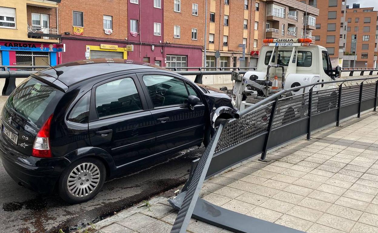 La grúa retira el vehículo accidentado. 