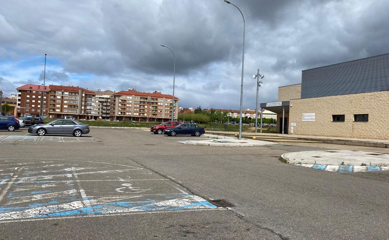 Aparcamiento del pabellón de La Torre de León, donde tuvo lugar la agresión mortal.