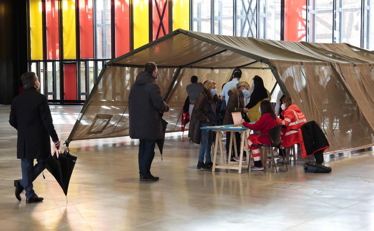 Colas de vacunación en el Palacio de Exposiciones de León.