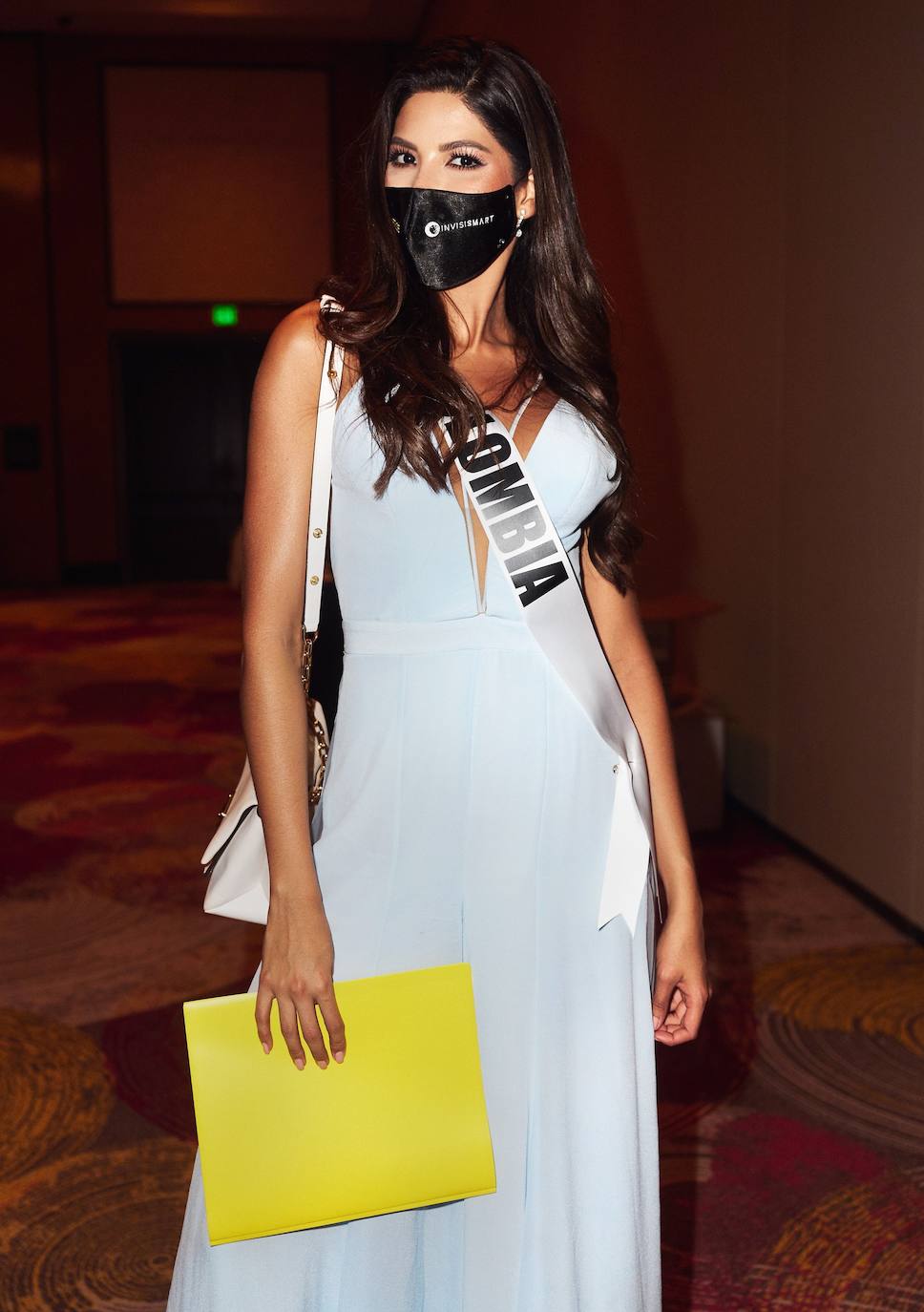 La 69 edición del certamen Miss Universo, celebrado esta madrugada en Miami, ha estado llena de vestidos espectaculares y momentos para la historia. La candidata española era la leonesa Andrea Martínez, que se presentó porque consideraba el concurso una potente herramienta para dar voz a causas sociales. Y estaba en lo cierto. En esta gala hemos podido ver guiños reivindicativos, como el que realizó la candidata de Myanmar, que portó un letrero en el que se podía leer «Pray for Myanmar». Finalmente, la ganadora de Miss Universo 2021 ha sido la representante de México, Andrea Meza. 