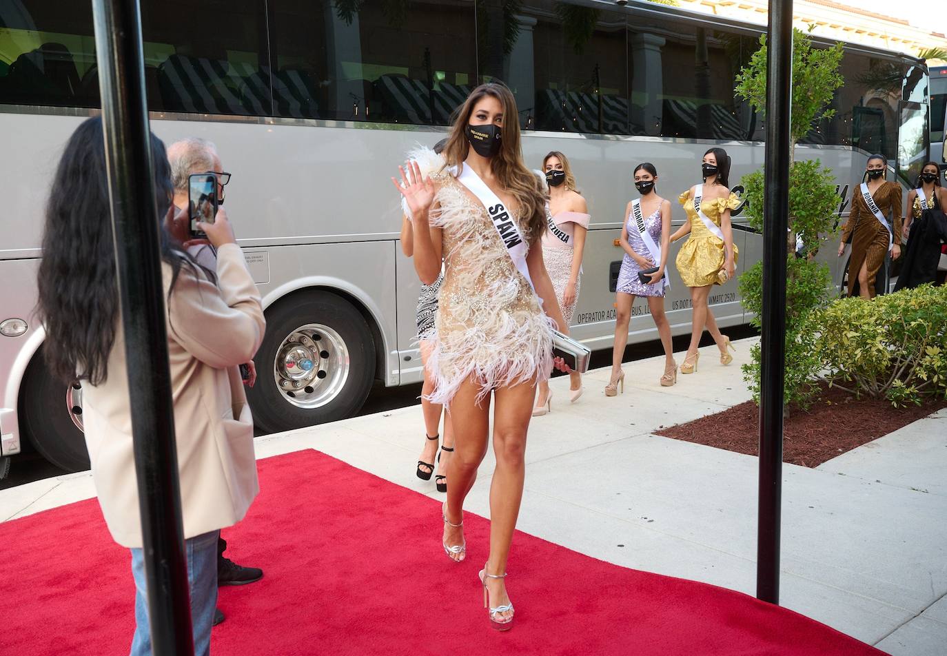 La 69 edición del certamen Miss Universo, celebrado esta madrugada en Miami, ha estado llena de vestidos espectaculares y momentos para la historia. La candidata española era la leonesa Andrea Martínez, que se presentó porque consideraba el concurso una potente herramienta para dar voz a causas sociales. Y estaba en lo cierto. En esta gala hemos podido ver guiños reivindicativos, como el que realizó la candidata de Myanmar, que portó un letrero en el que se podía leer «Pray for Myanmar». Finalmente, la ganadora de Miss Universo 2021 ha sido la representante de México, Andrea Meza. 