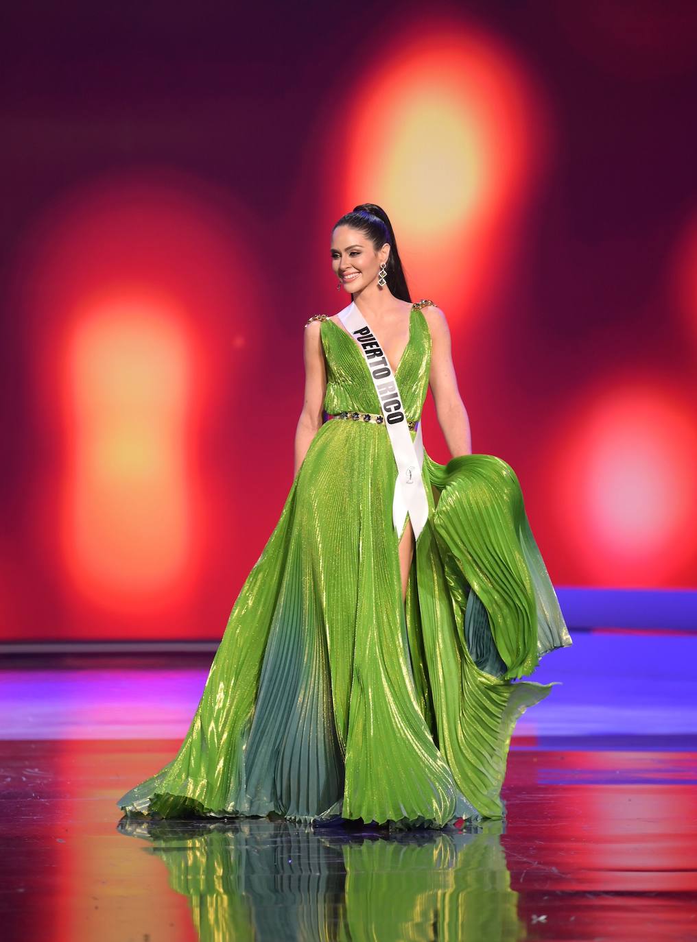 La 69 edición del certamen Miss Universo, celebrado esta madrugada en Miami, ha estado llena de vestidos espectaculares y momentos para la historia. La candidata española era la leonesa Andrea Martínez, que se presentó porque consideraba el concurso una potente herramienta para dar voz a causas sociales. Y estaba en lo cierto. En esta gala hemos podido ver guiños reivindicativos, como el que realizó la candidata de Myanmar, que portó un letrero en el que se podía leer «Pray for Myanmar». Finalmente, la ganadora de Miss Universo 2021 ha sido la representante de México, Andrea Meza. 