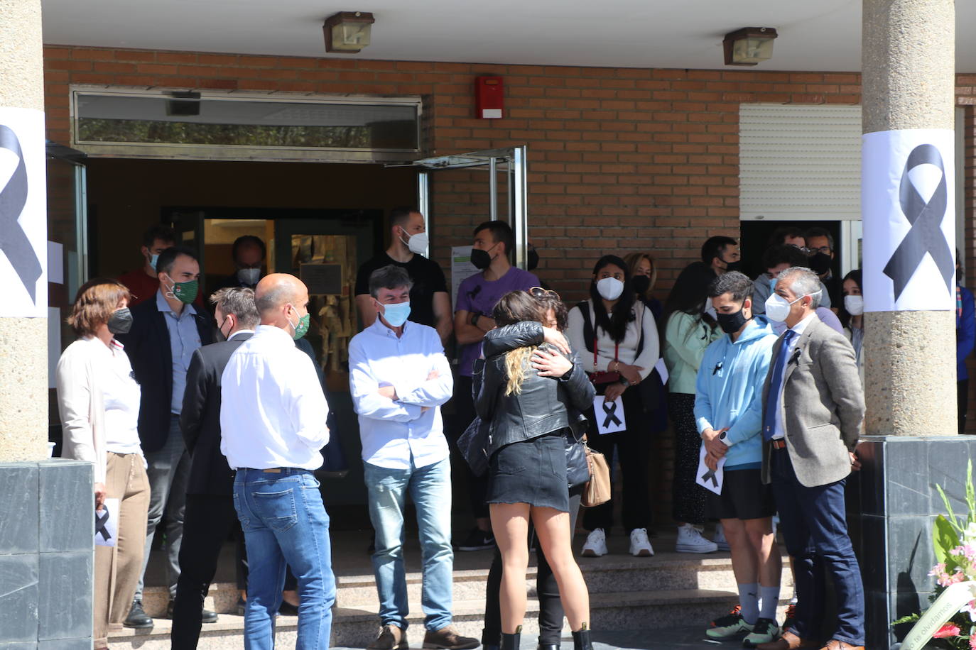 Minuto de silencio por la muerte del joven asesinado en León.