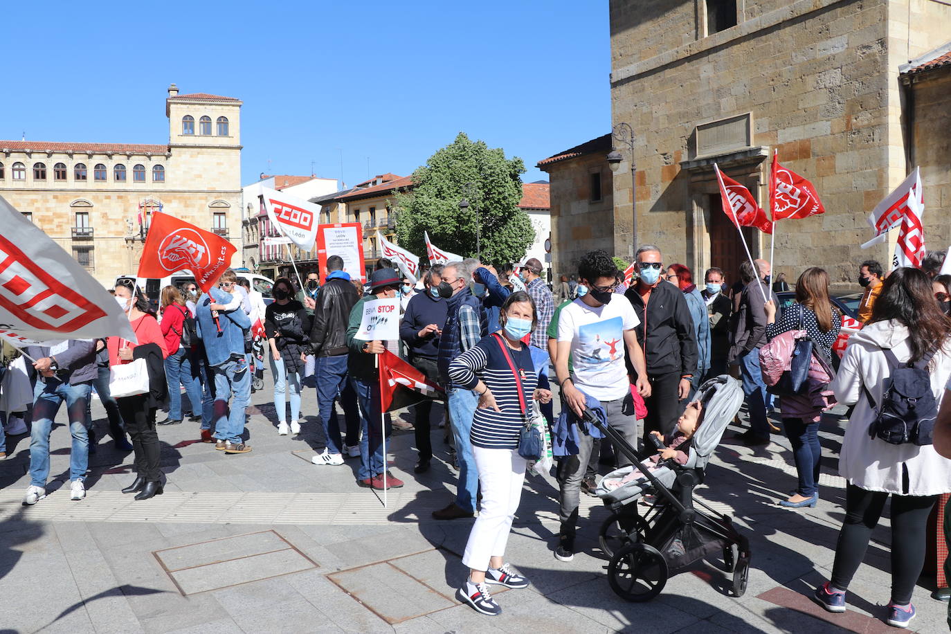 Más de cien personas claman en la Plaza Santo Domingo contra un ERE que afectaría, según sindicatos, a 14 trabajadores de la entidad bancaria.