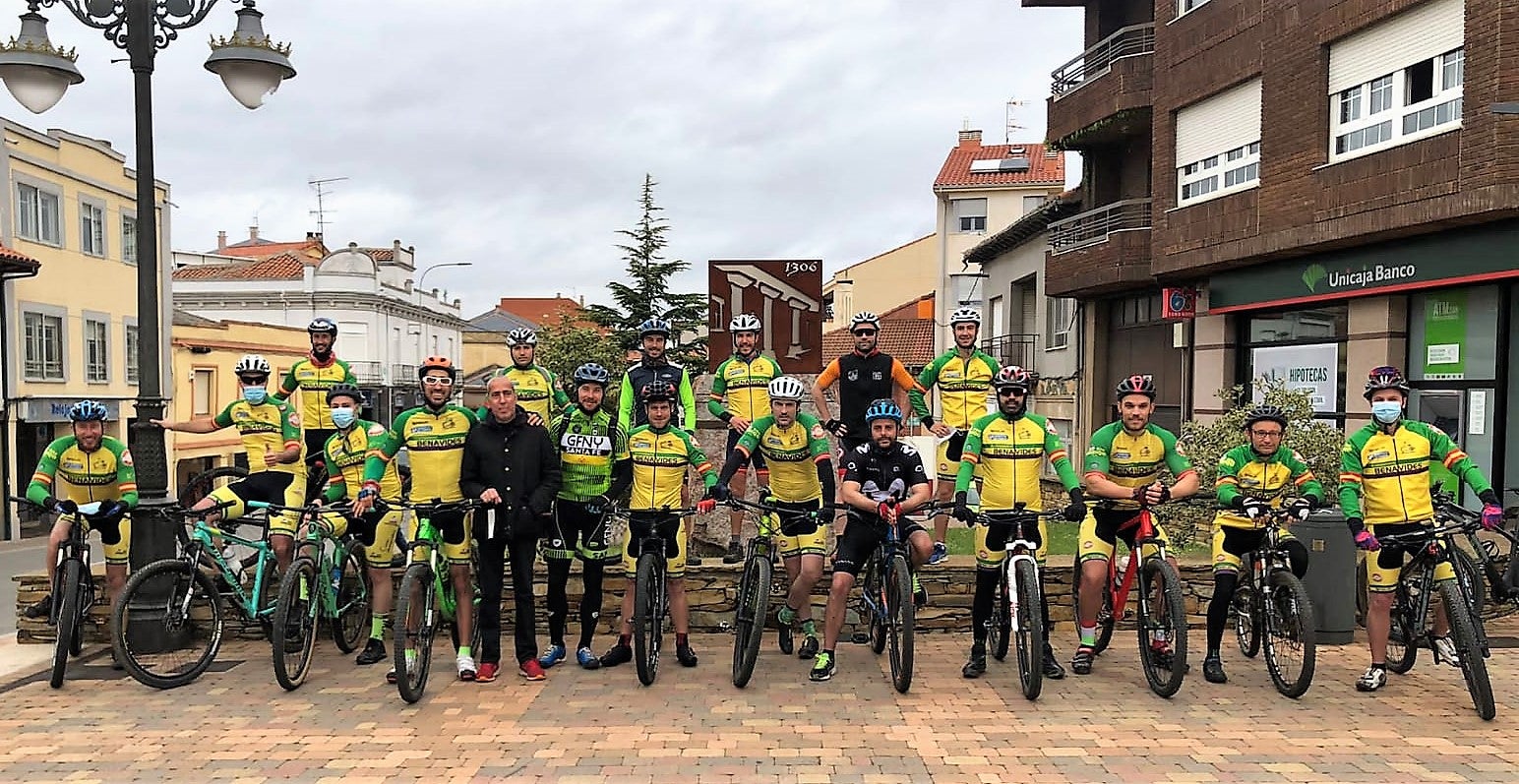 Formación de varios ciclistas en Benavides.