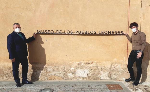 Representantes de la Diputación de León y del ILC ante el Museo con el nuevo nombre.