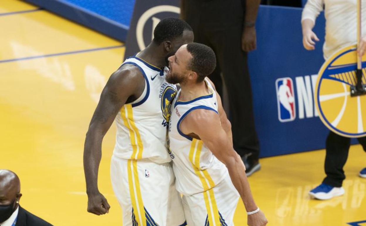 Draymond Green y Stephen Curry celebran la victoria de los Warriors ante los Grizzlies. 