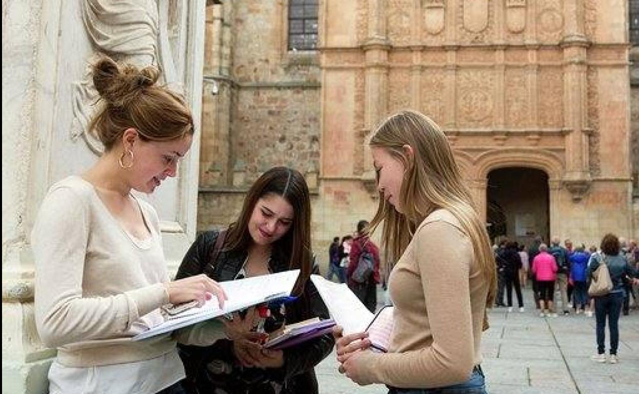 Tres estudiantes universitarias en la Usal.