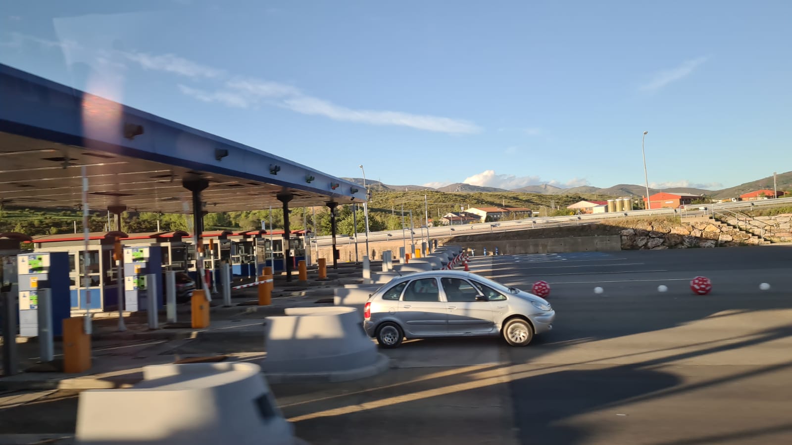 Un coche pasa por el peaje de Huerna.