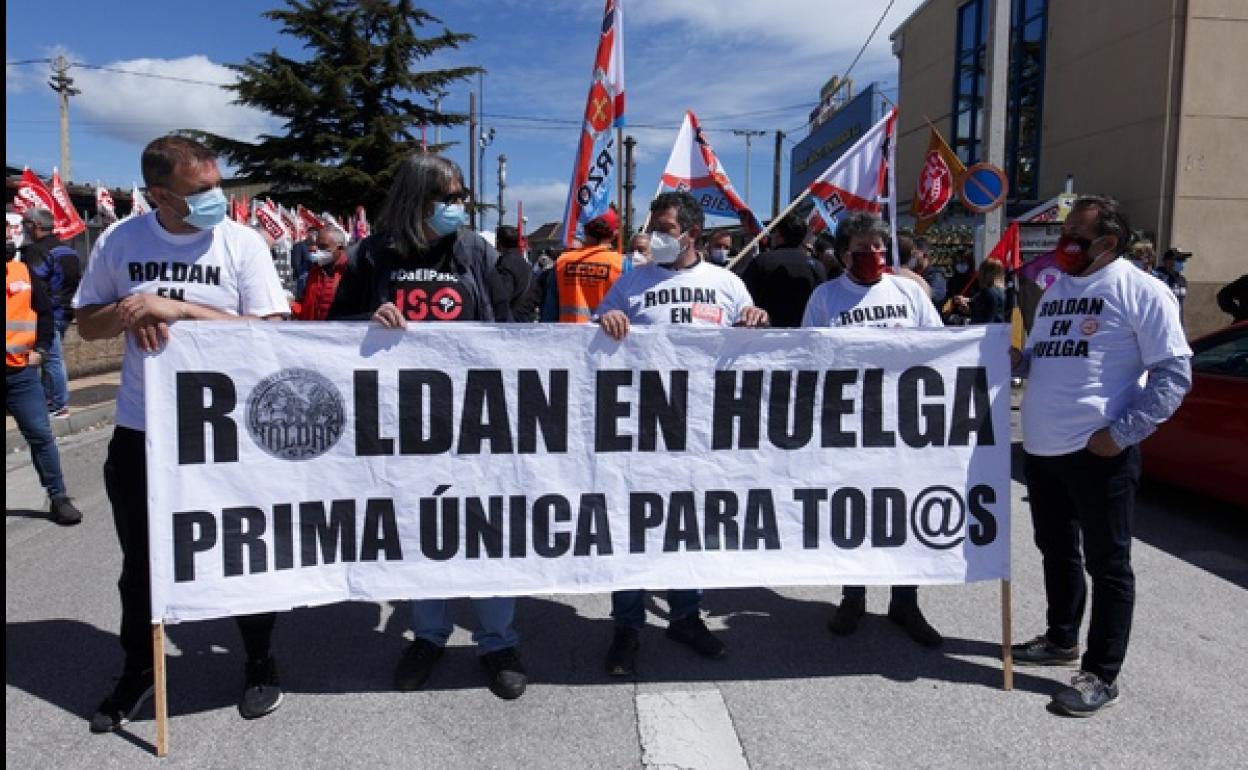 Protesta de los trabajadores de Aceros Roldán a las puertas de la factoría.