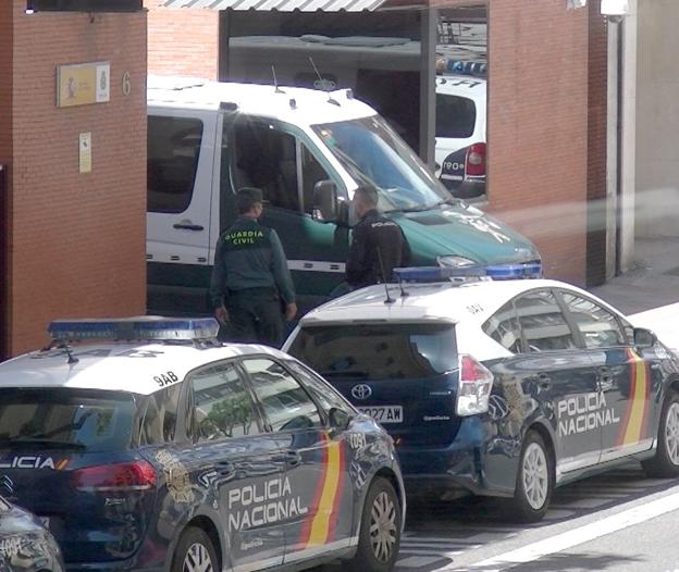 Momento en el que el furgón de la Guardia Civil acude a recoger al acusado por el crimen. 