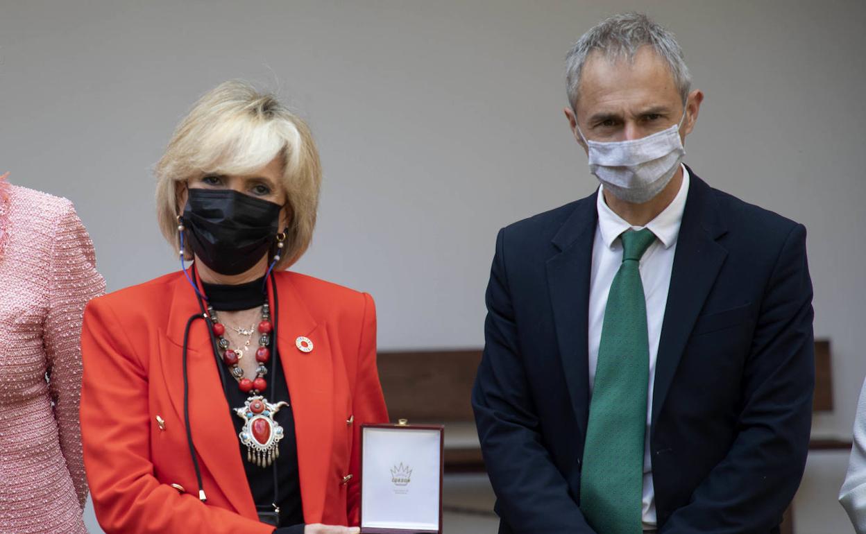 La consejera de Sanidad, Verónica Casado, participó en la entrega de la Medalla de la Usal a los profesionales sanitarios. En la imagen junto al rector de la Universidad de Salamanca, Ricardo Rivero.