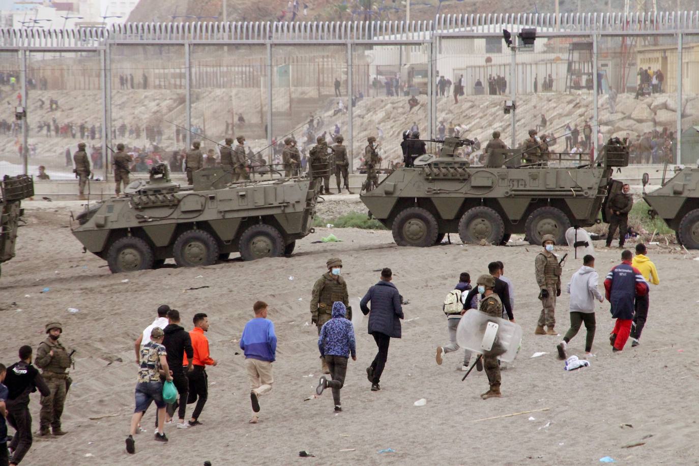 España moviliza al Ejército tras entrar a nado 6.000 marroquíes en Ceuta. Decenas de personas siguen alcanzado el espigón fronterizo ante la pasividad de Rabat y hay un fallecido por ahogamiento; al menos 80 personas acceden a la fuerza en Melilla espoleados por la avalancha ceutí. 