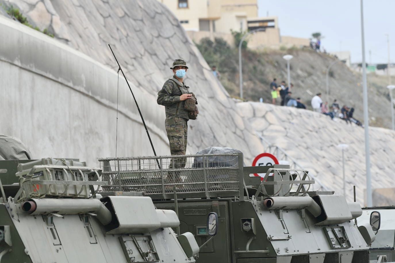 España moviliza al Ejército tras entrar a nado 6.000 marroquíes en Ceuta. Decenas de personas siguen alcanzado el espigón fronterizo ante la pasividad de Rabat y hay un fallecido por ahogamiento; al menos 80 personas acceden a la fuerza en Melilla espoleados por la avalancha ceutí. 