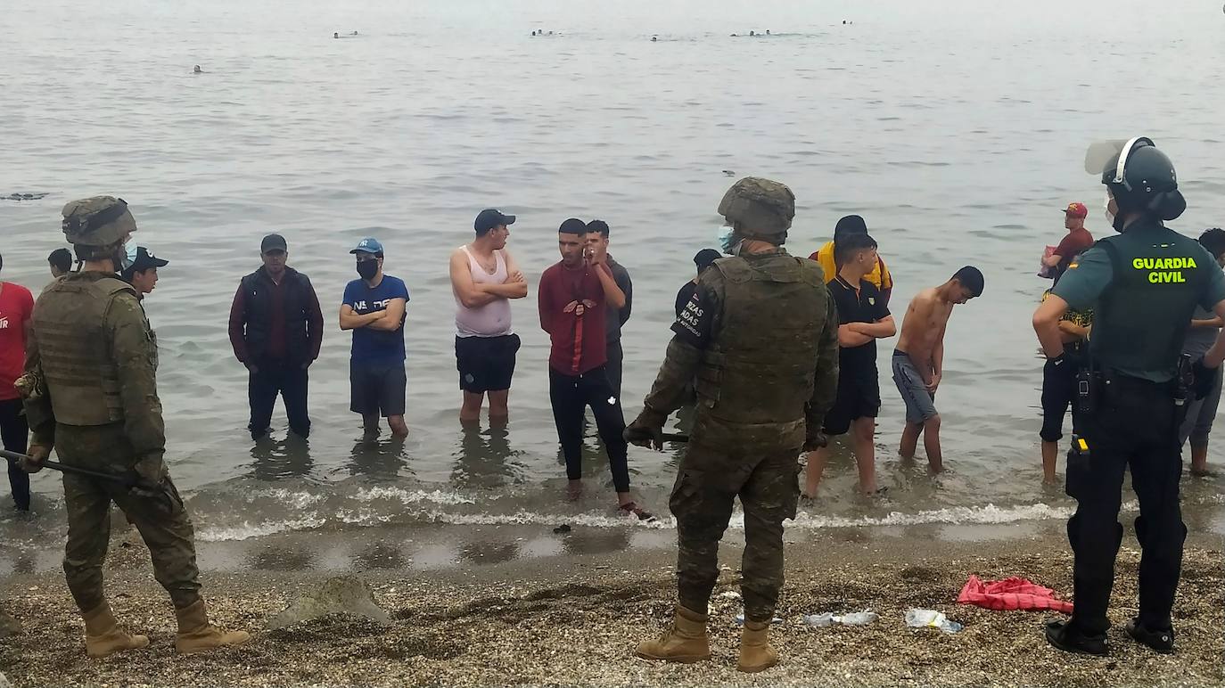 España moviliza al Ejército tras entrar a nado 6.000 marroquíes en Ceuta. Decenas de personas siguen alcanzado el espigón fronterizo ante la pasividad de Rabat y hay un fallecido por ahogamiento; al menos 80 personas acceden a la fuerza en Melilla espoleados por la avalancha ceutí. 