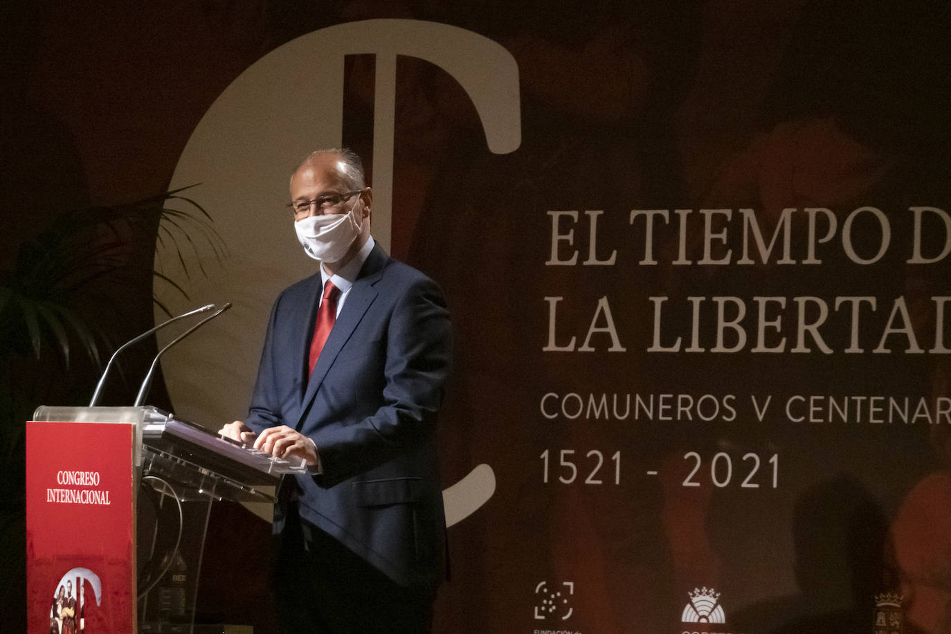 l presidente de la Junta de Castilla y León, Alfonso Fernández Mañueco, el presidente de las Cortes y de la Fundación de Castilla y León, Luis Fuentes, y el profesor Salvador Rus, comisario de los actos del V centenario de los Comuneros, en lainauguración del congreso.