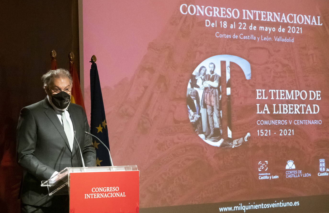 l presidente de la Junta de Castilla y León, Alfonso Fernández Mañueco, el presidente de las Cortes y de la Fundación de Castilla y León, Luis Fuentes, y el profesor Salvador Rus, comisario de los actos del V centenario de los Comuneros, en lainauguración del congreso.