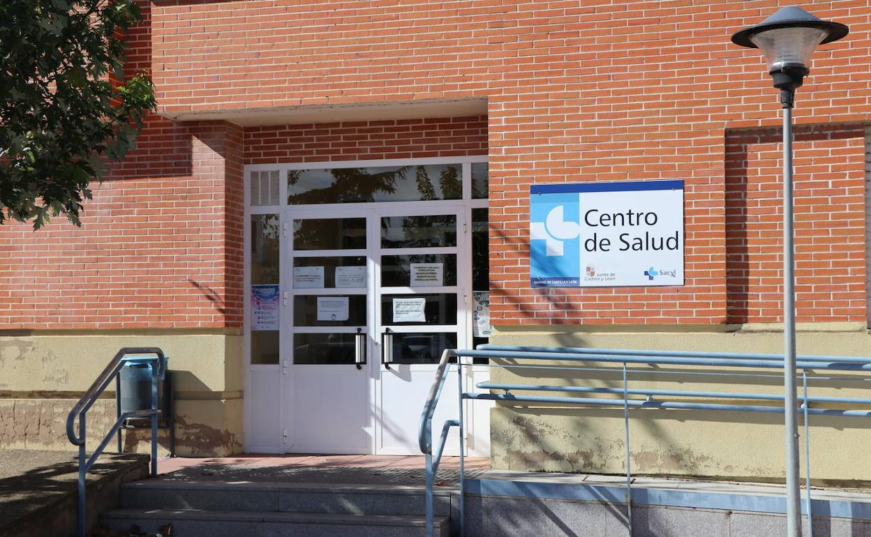 Imagen de un centro de salud en una localidad del medio rural leonés. 