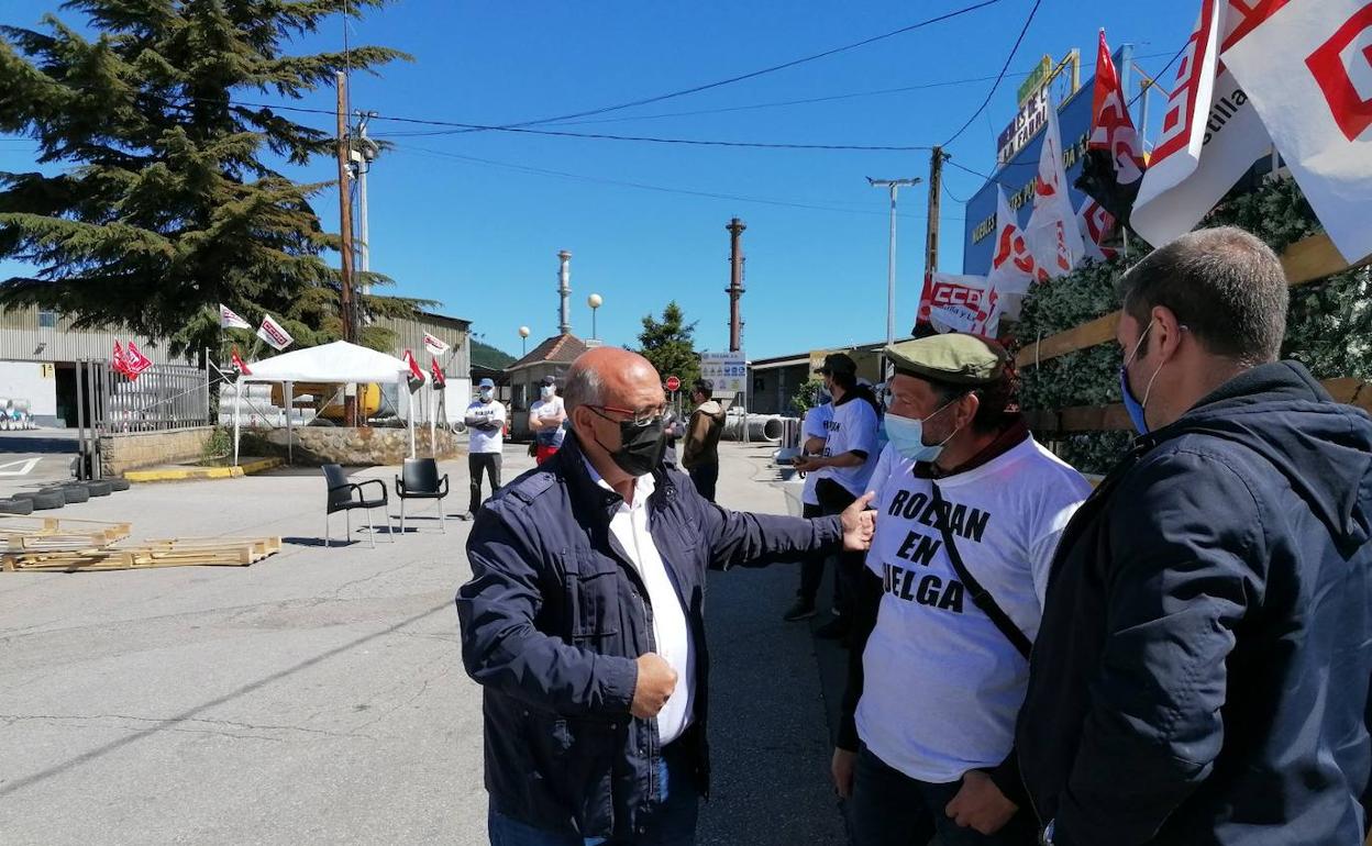 Los ediles de CB en Ponferrada, durante su visita a los trabajadores de Roldán, que siguen en huelga.
