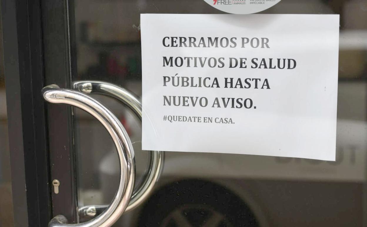 Un comercio cerrado debido a la crisis del coronavirus.